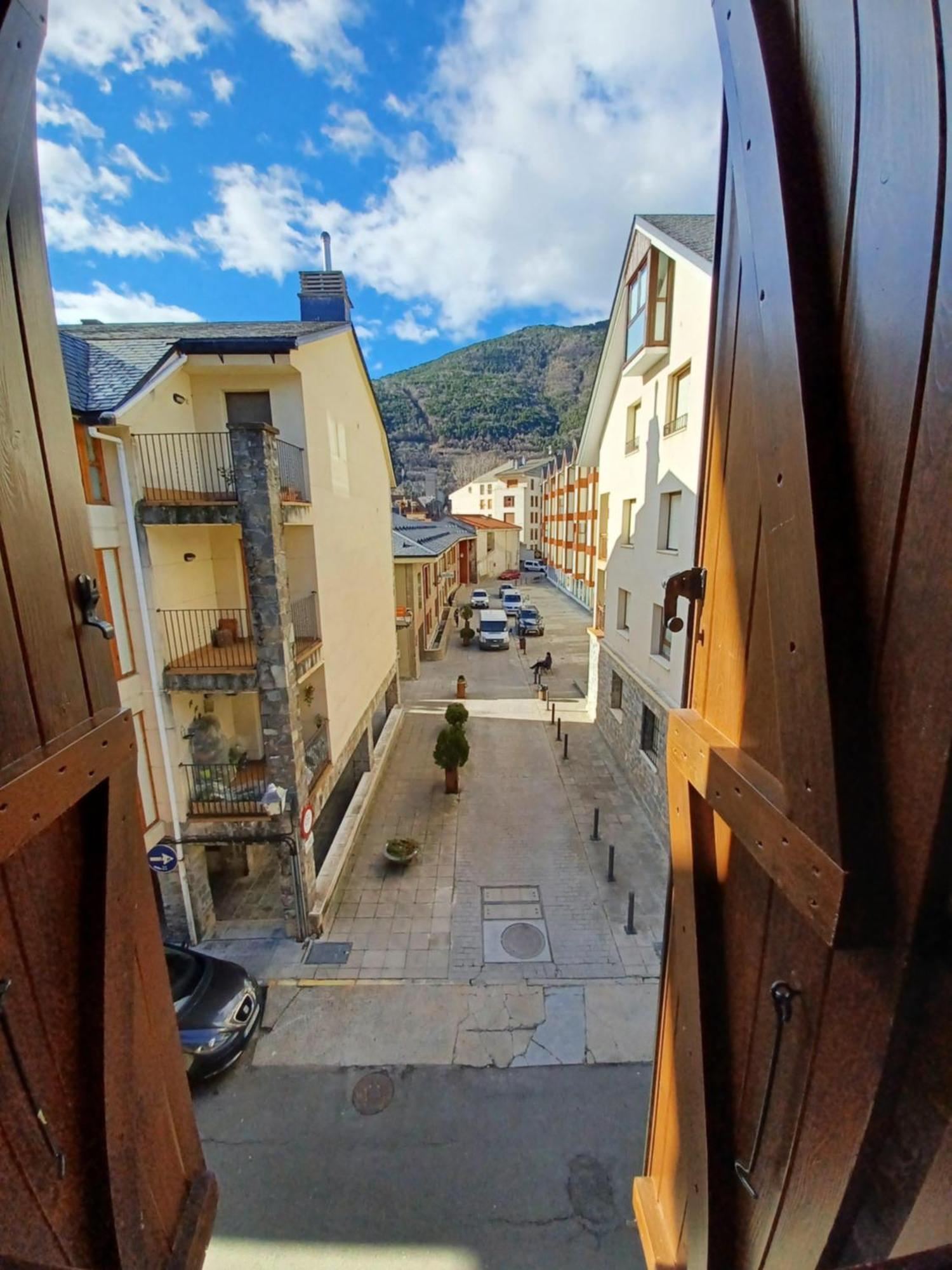 En El Pleno Centro De Biescas Con Garaje, Ascensor Y Wifi公寓 外观 照片